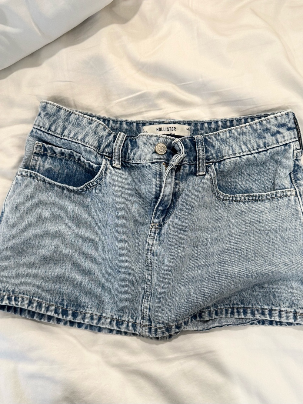 Hollister Curvy Low-Rise Denim Mini Skort